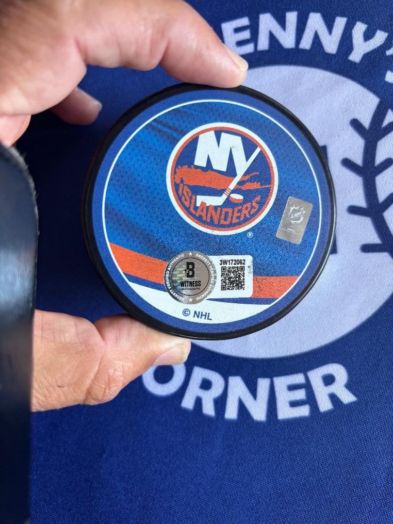New York Islander Casey Cizikas Autographed Islander Retro Puck. Beckett - Image 3